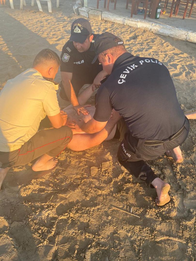Polislər boğulmaq üzrə olan iki nəfərin həyatını xilas edib (FOTO) - Gallery Image