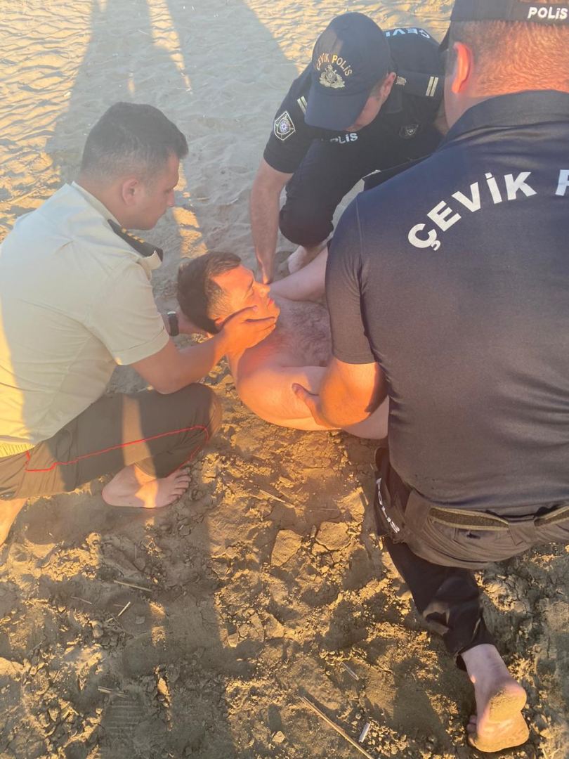 Polislər boğulmaq üzrə olan iki nəfərin həyatını xilas edib (FOTO) - Gallery Image
