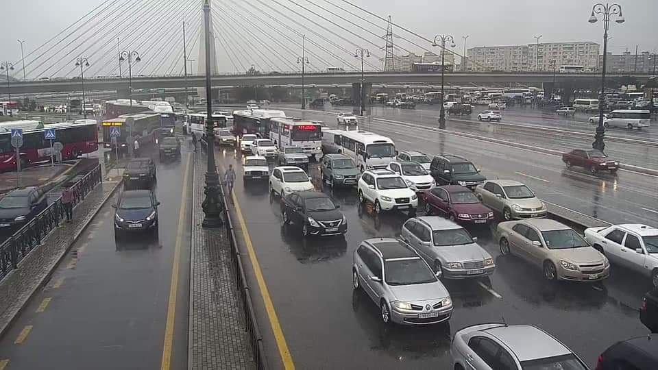 Heydər Əliyev prospektidə qəza olub, yolda sıxlıq yaranıb (FOTO) - Gallery Image