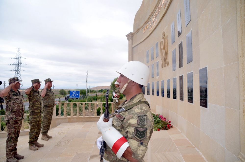 Müdafiə Nazirliyi və Hərbi Prokurorluq cəbhəboyu hərbi hissələrdə birgə tədbirlər keçirir (FOTO) - Gallery Image