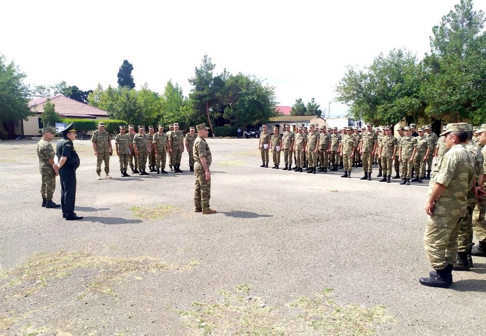Müdafiə Nazirliyi və Hərbi Prokurorluq cəbhəboyu hərbi hissələrdə birgə tədbirlər keçirir (FOTO) - Gallery Image