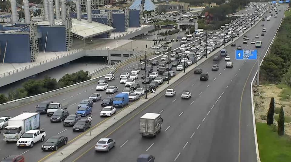 Bu yollarda tıxac var: Avtobuslar gecikir (FOTO) (SİYAHI) - Gallery Image