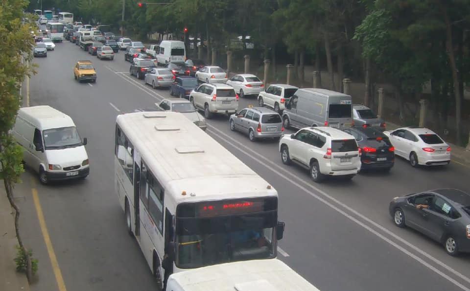 Bu yollarda tıxac var: Avtobuslar gecikir (FOTO) (SİYAHI) - Gallery Image
