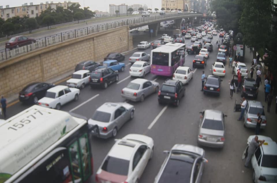 Bu yollarda tıxac var: Avtobuslar gecikir (FOTO) (SİYAHI) - Gallery Image