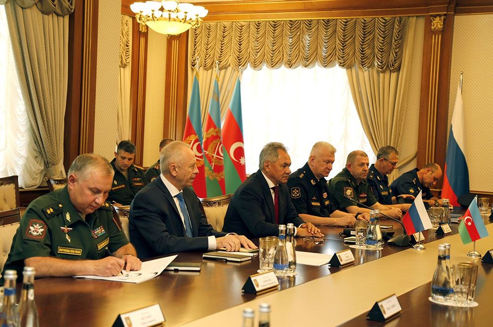 Azərbaycan və Rusiya Müdafiə nazirləri hərbi əməkdaşlıq məsələlərini müzakirə ediblər (FOTO) - Gallery Image