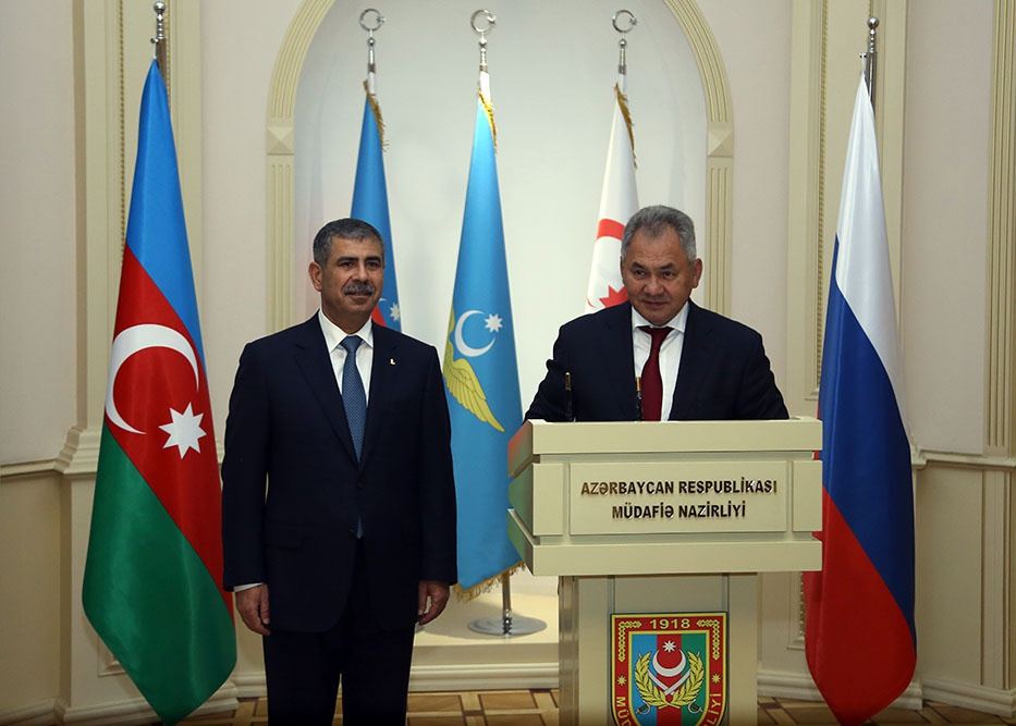 Azərbaycan və Rusiya Müdafiə nazirləri hərbi əməkdaşlıq məsələlərini müzakirə ediblər (FOTO) - Gallery Image