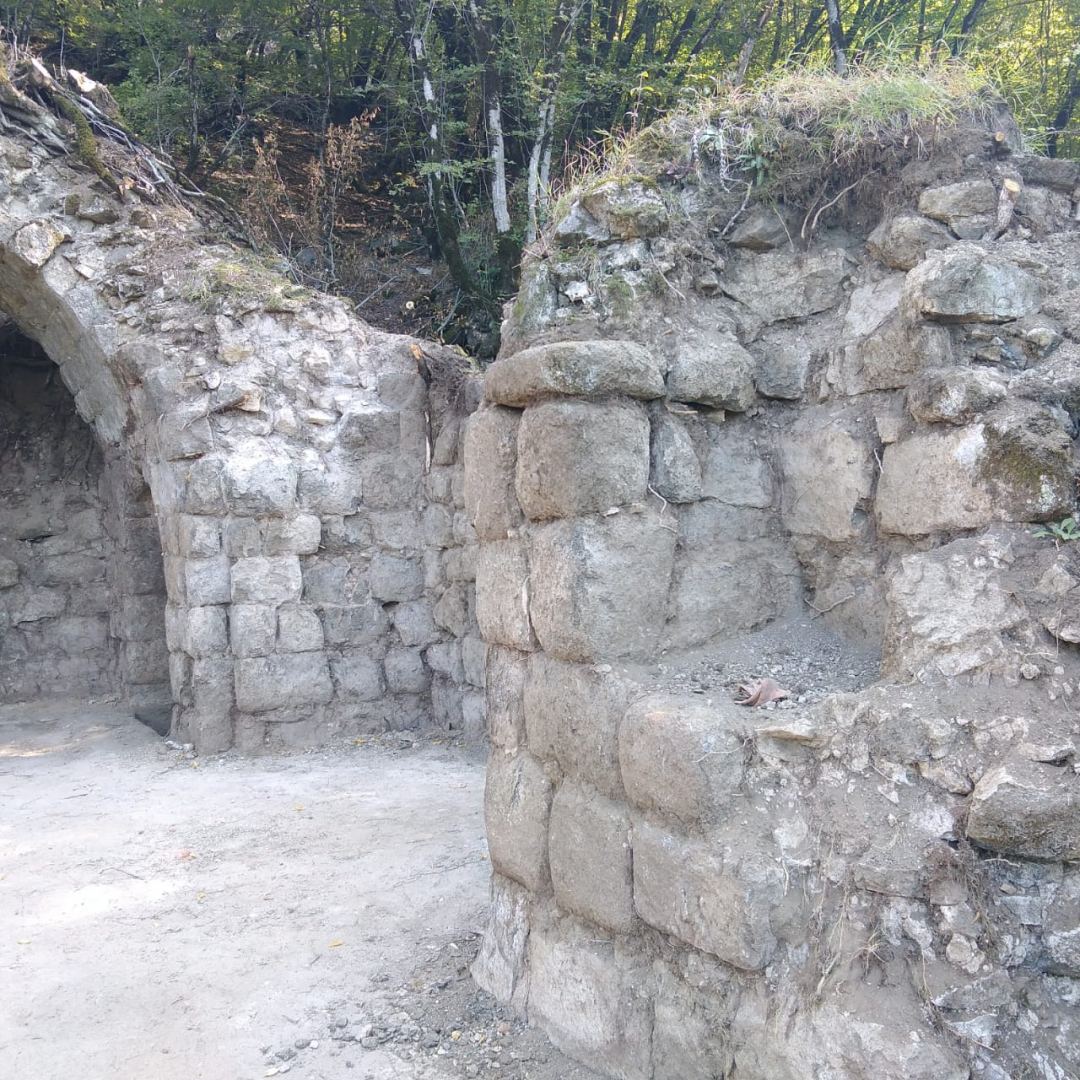 Şirvanşahların sonuncu iqamətgahı olan Buğurt qalasında tədqiqatlara başlanılıb (FOTO) - Gallery Image