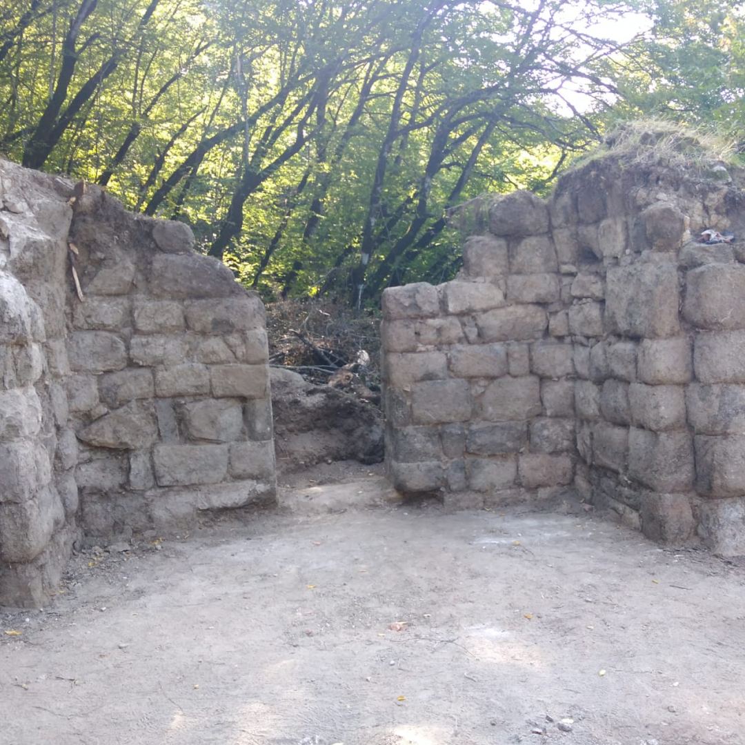 Şirvanşahların sonuncu iqamətgahı olan Buğurt qalasında tədqiqatlara başlanılıb (FOTO) - Gallery Image