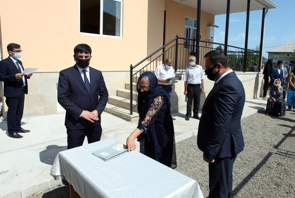Bir qrup şəhid ailəsi və Qarabağ müharibəsi əlilinə fərdi evlər verildi (FOTO) - Gallery Image