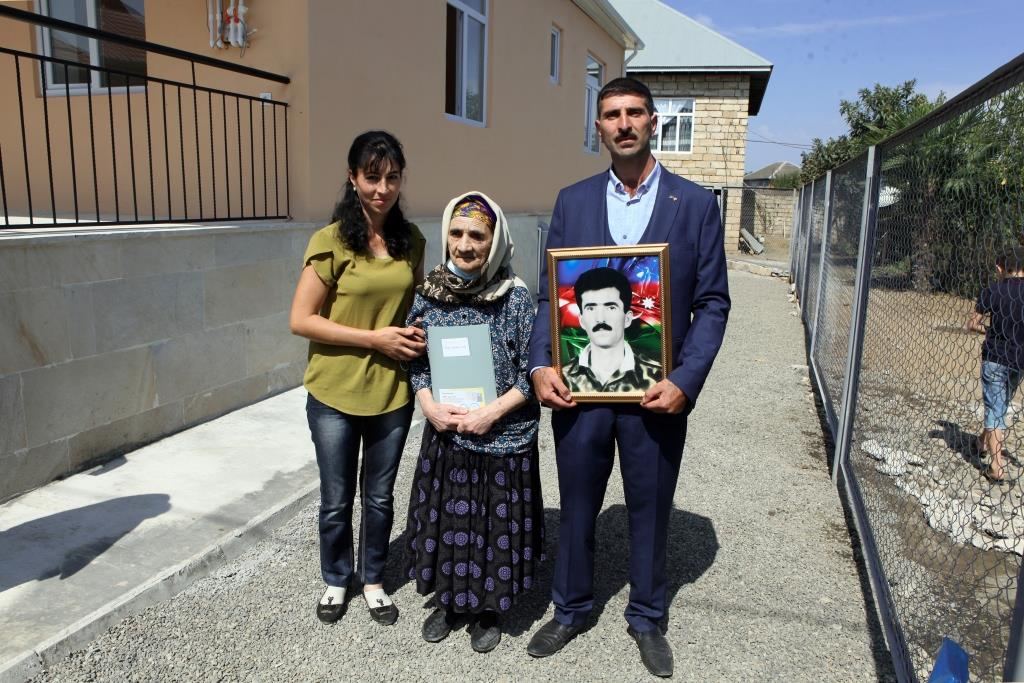 Bir qrup şəhid ailəsi və Qarabağ müharibəsi əlilinə fərdi evlər verildi (FOTO) - Gallery Image