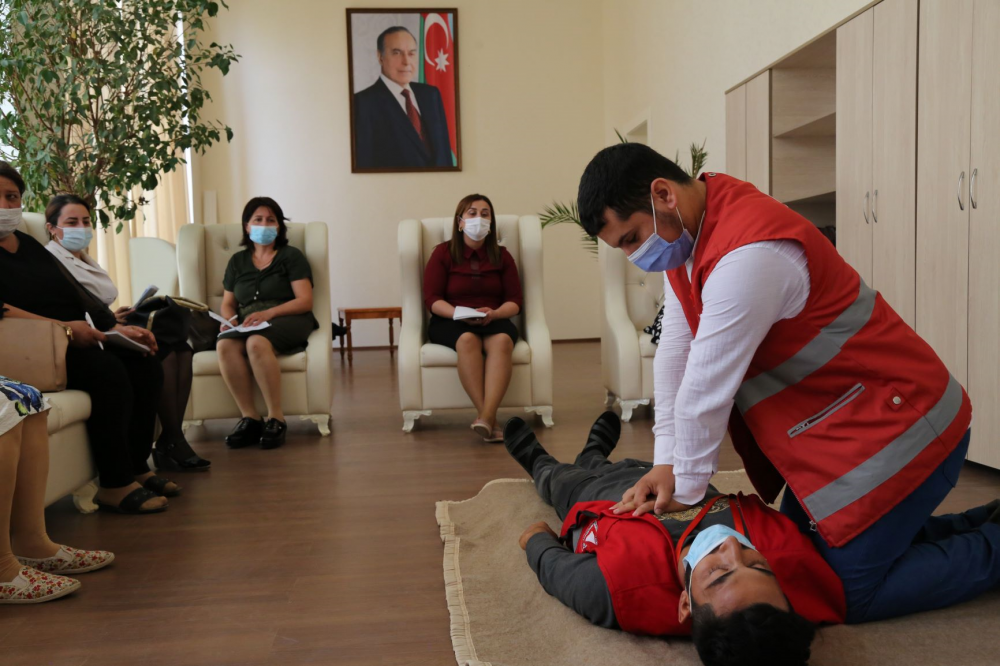 Məcburi köçkünlər üçün keçirilən ilk yardım təlimləri başa çatıb 