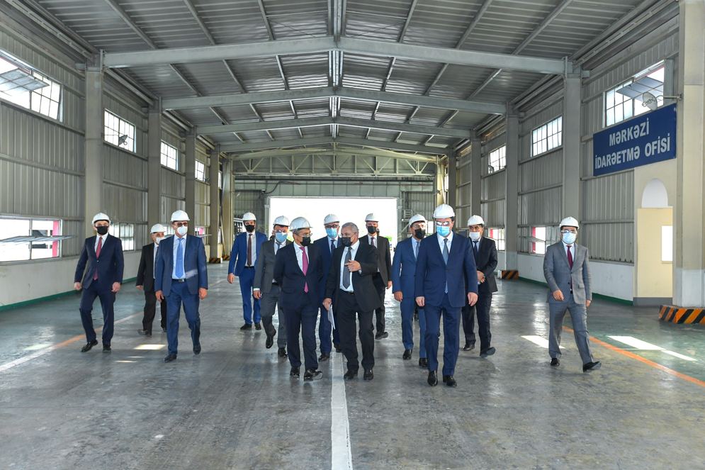 İqtisadiyyat naziri Mikayıl Cabbarov Gəncədə sənaye müəssisələrinin fəaliyyəti ilə tanış olub (FOTO) - Gallery Image