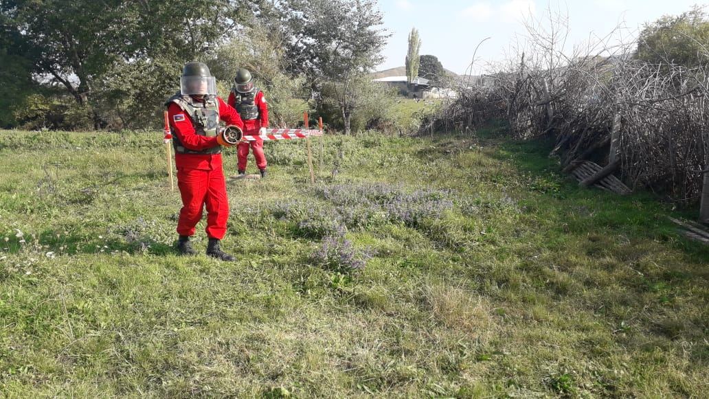 Cəbhəboyu ərazilərdə top mərmisi, bombacıq və mərmi qalıqları aşkarlanıb (FOTO) - Gallery Image