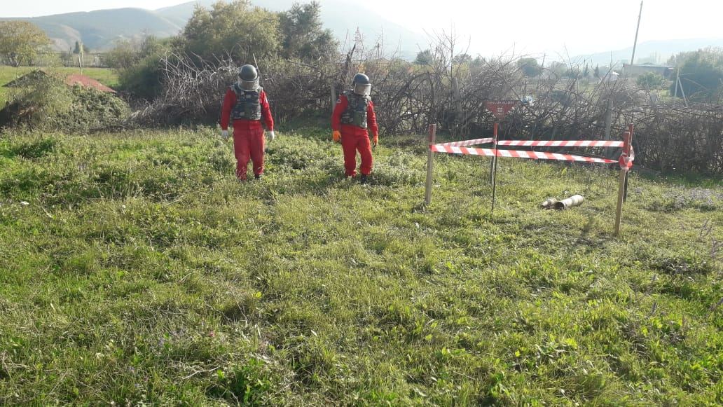 Cəbhəboyu ərazilərdə top mərmisi, bombacıq və mərmi qalıqları aşkarlanıb (FOTO) - Gallery Image