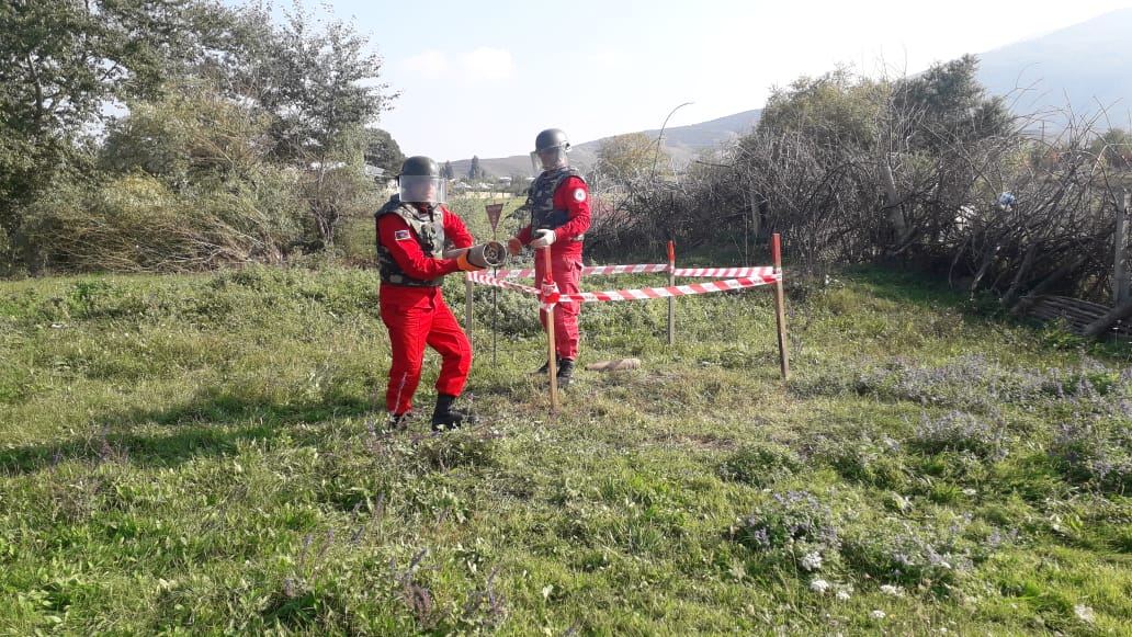 Cəbhəboyu ərazilərdə top mərmisi, bombacıq və mərmi qalıqları aşkarlanıb (FOTO) - Gallery Image