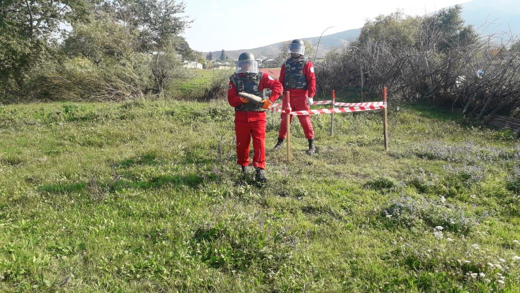 Cəbhəboyu ərazilərdə top mərmisi, bombacıq və mərmi qalıqları aşkarlanıb (FOTO) - Gallery Image