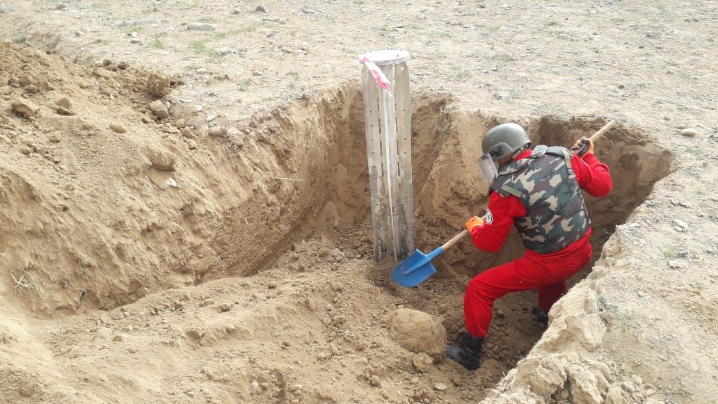 Cəbhəboyu ərazilərdə top mərmisi, bombacıq və mərmi qalıqları aşkarlanıb (FOTO) - Gallery Image