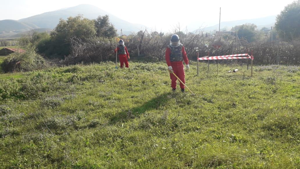 Cəbhəboyu ərazilərdə top mərmisi, bombacıq və mərmi qalıqları aşkarlanıb (FOTO) - Gallery Image