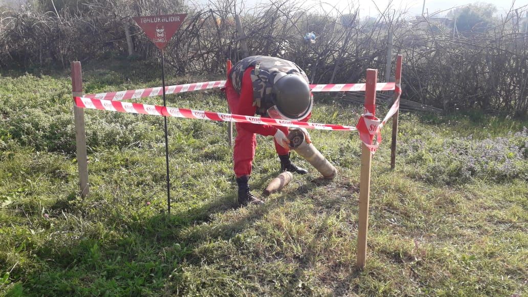 Cəbhəboyu ərazilərdə top mərmisi, bombacıq və mərmi qalıqları aşkarlanıb (FOTO) - Gallery Image