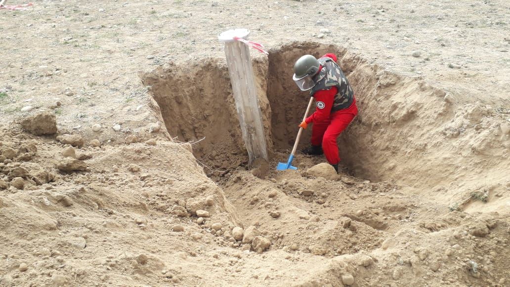 Cəbhəboyu ərazilərdə top mərmisi, bombacıq və mərmi qalıqları aşkarlanıb (FOTO) - Gallery Image