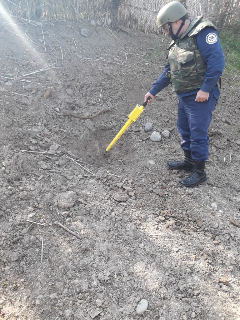 Cəbhəboyu ərazilərdə top mərmisi, bombacıq və mərmi qalıqları aşkarlanıb (FOTO) - Gallery Image