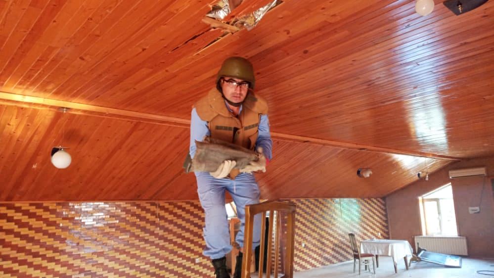 Cəbhəboyu ərazilərdə top mərmisi, bombacıq və mərmi qalıqları aşkarlanıb (FOTO) - Gallery Image