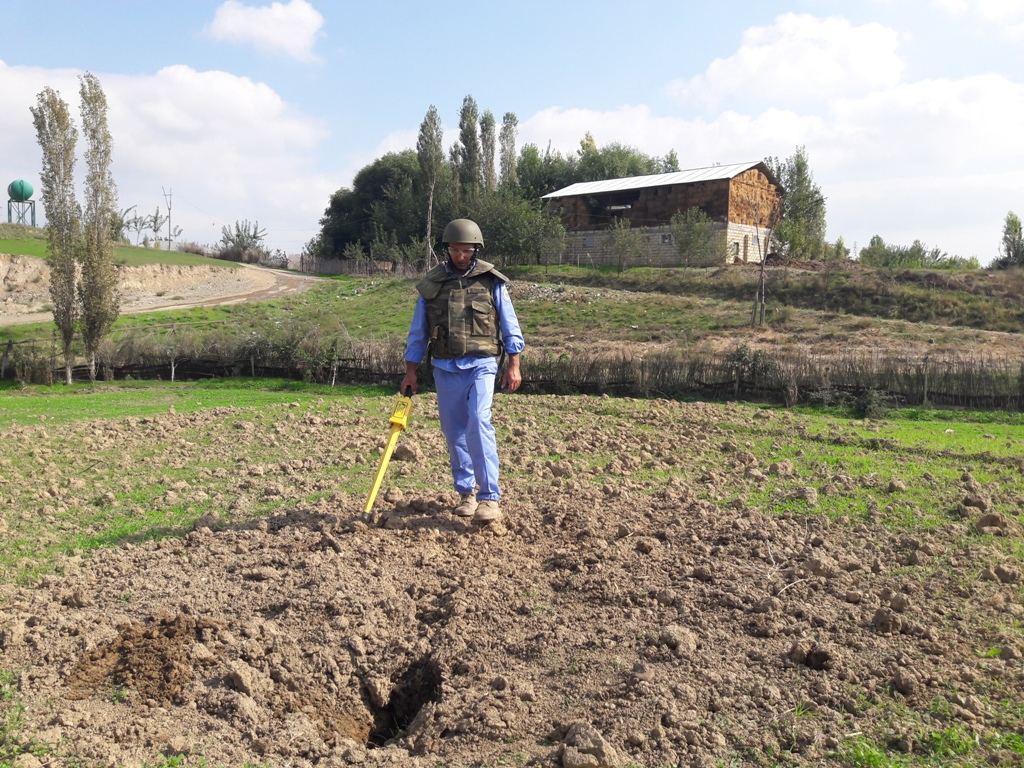 Cəbhəboyu ərazilərdə top mərmisi, bombacıq və mərmi qalıqları aşkarlanıb (FOTO) - Gallery Image