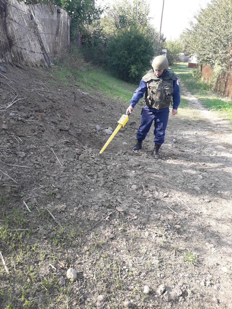 Cəbhəboyu ərazilərdə top mərmisi, bombacıq və mərmi qalıqları aşkarlanıb (FOTO) - Gallery Image