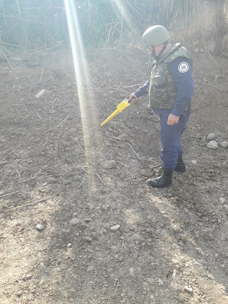 Cəbhəboyu ərazilərdə top mərmisi, bombacıq və mərmi qalıqları aşkarlanıb (FOTO) - Gallery Image