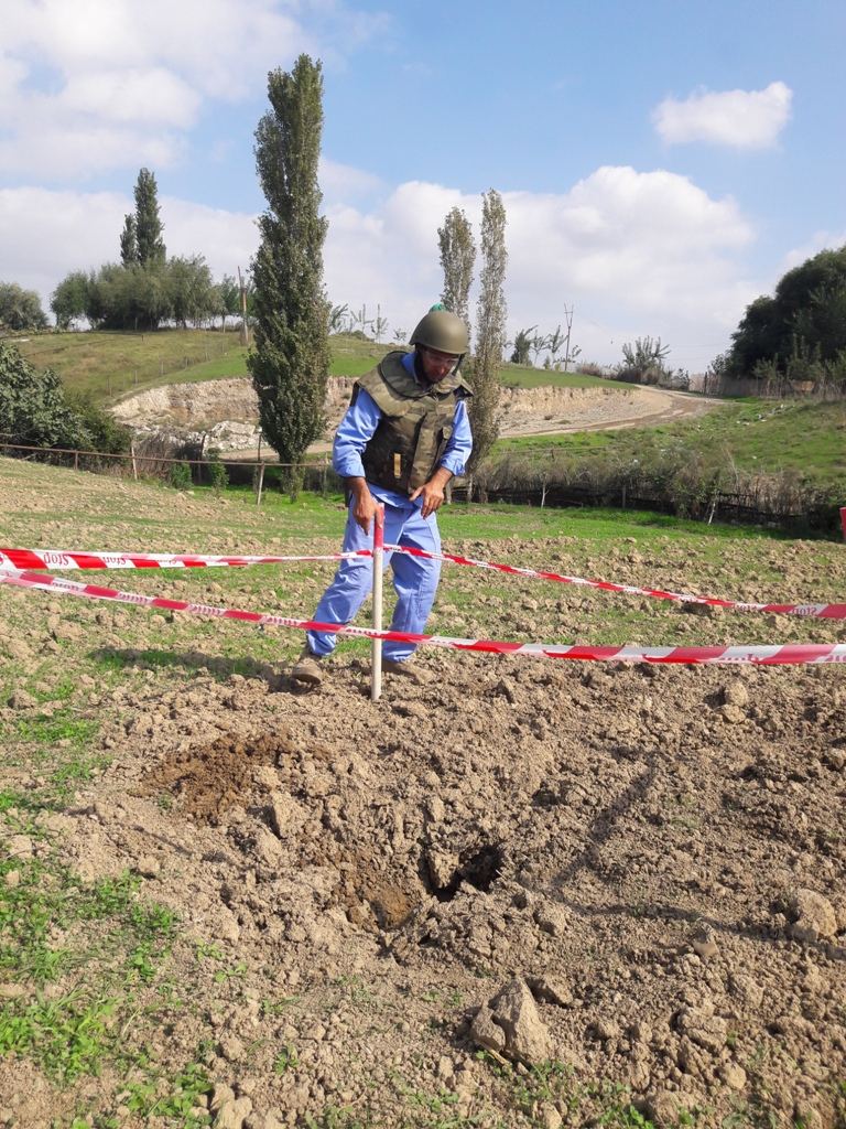 Cəbhəboyu ərazilərdə top mərmisi, bombacıq və mərmi qalıqları aşkarlanıb (FOTO) - Gallery Image