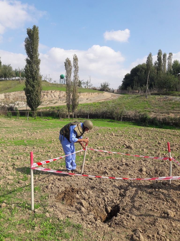 Cəbhəboyu ərazilərdə top mərmisi, bombacıq və mərmi qalıqları aşkarlanıb (FOTO) - Gallery Image