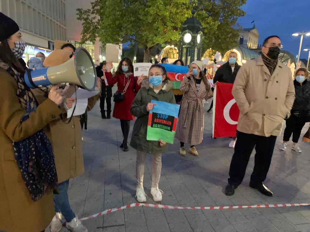 Hannover azərbaycanlıları Gəncə terrorunda həlak olanların xatirəsini yad edib (FOTO) - Gallery Image