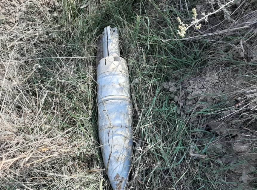 ANANA cəbhəboyu ərazilərdə top mərmisi, idarə olunan raket, radiopelenqator və mərmi qalıqları aşkar edib (FOTO) - Gallery Image
