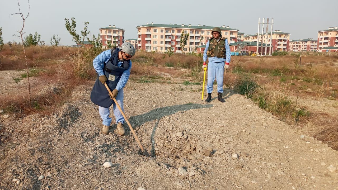 ANANA cəbhəboyu ərazilərdə top mərmisi, idarə olunan raket, radiopelenqator və mərmi qalıqları aşkar edib (FOTO) - Gallery Image