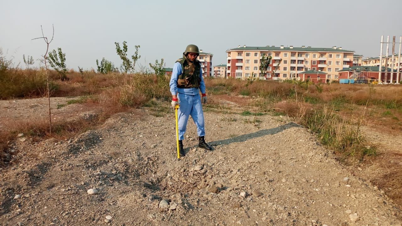 ANANA cəbhəboyu ərazilərdə top mərmisi, idarə olunan raket, radiopelenqator və mərmi qalıqları aşkar edib (FOTO) - Gallery Image