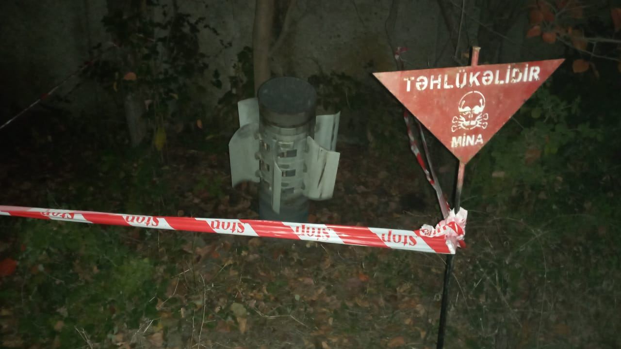 ANANA cəbhəboyu ərazilərdə top mərmisi, idarə olunan raket, radiopelenqator və mərmi qalıqları aşkar edib (FOTO) - Gallery Image