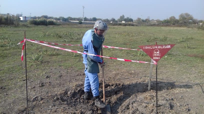 ANANA cəbhəboyu ərazilərdə top mərmisi, idarə olunan raket, radiopelenqator və mərmi qalıqları aşkar edib (FOTO) - Gallery Image