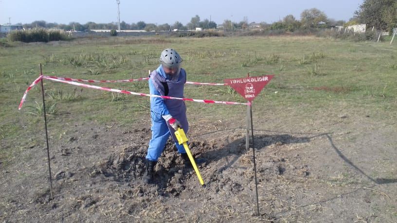 ANANA cəbhəboyu ərazilərdə top mərmisi, idarə olunan raket, radiopelenqator və mərmi qalıqları aşkar edib (FOTO) - Gallery Image