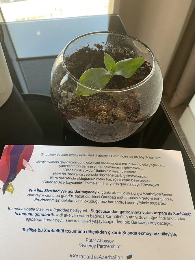 Mehriban Əliyevanın köməkçisinə Qarabağ torpağı hədiyyə edildi- FOTO