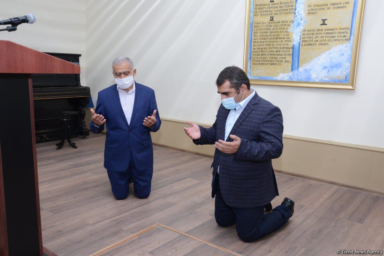 Əsir düşmüş erməni adventis Bakıda kilsədə dua edib (FOTO) - Gallery Image