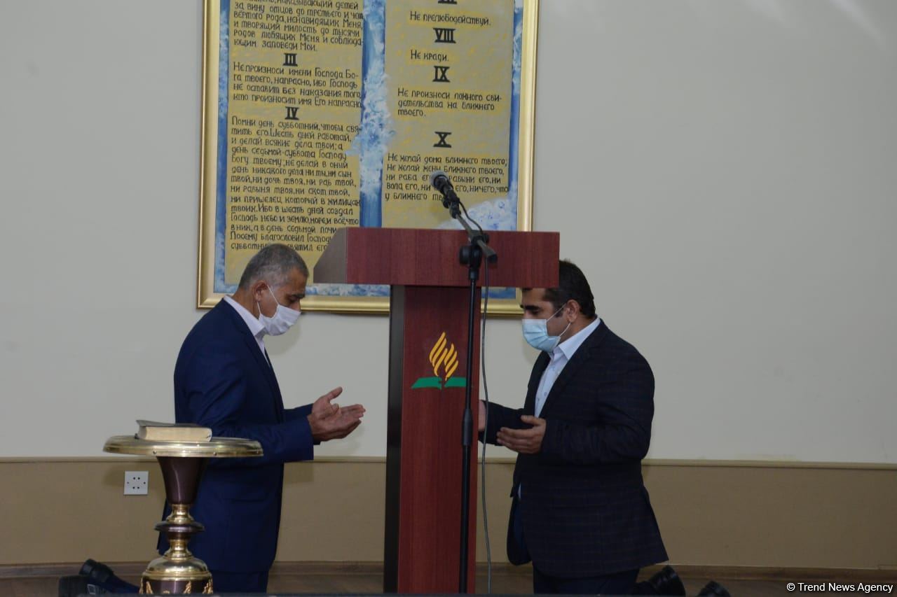 Əsir düşmüş erməni adventis Bakıda kilsədə dua edib (FOTO) - Gallery Image