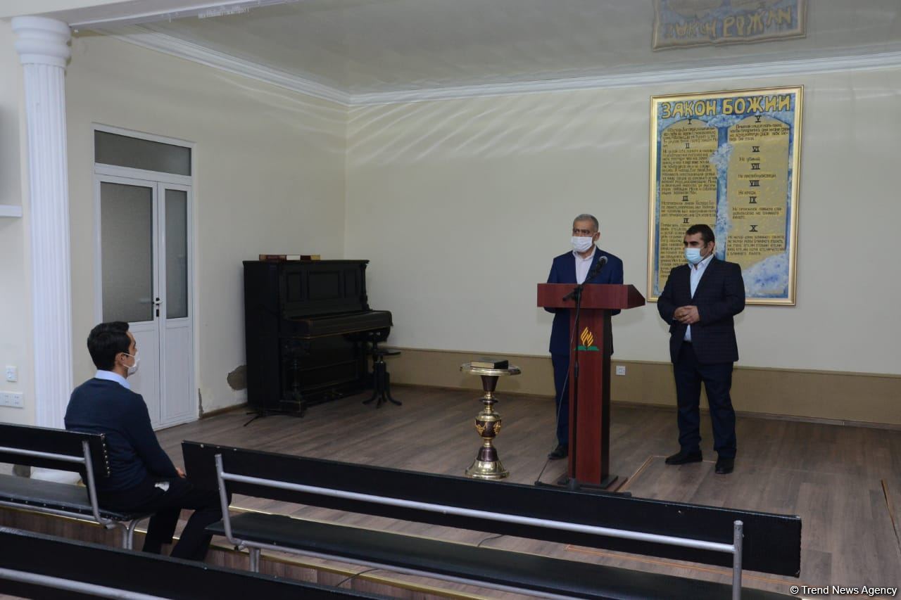 Əsir düşmüş erməni adventis Bakıda kilsədə dua edib (FOTO) - Gallery Image