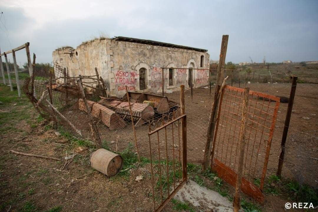 İşğaldan azad edilən Alxanlı kəndində dağılmış məscid (FOTO) - Gallery Image