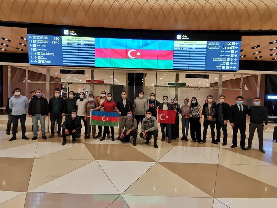 Türkiyədə çalışan daha 20 azərbaycanlı həkim könüllü olaraq hərbçilərimizə tibbi xidmət göstərmək üçün ölkəmizə gəlib (FOTO) - Gallery Image