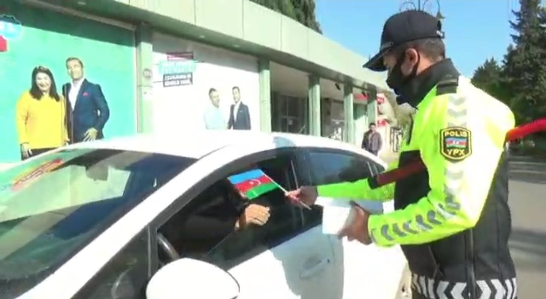 Cəlilabad polisi sürücülərə bayraq bağışladı (FOTO) - Gallery Image