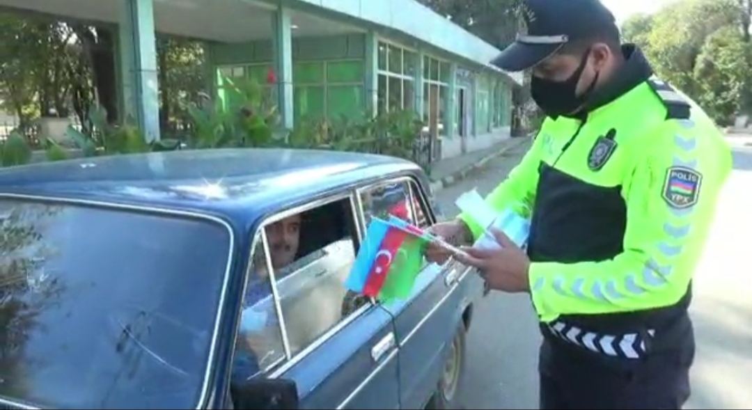 Cəlilabad polisi sürücülərə bayraq bağışladı (FOTO) - Gallery Image