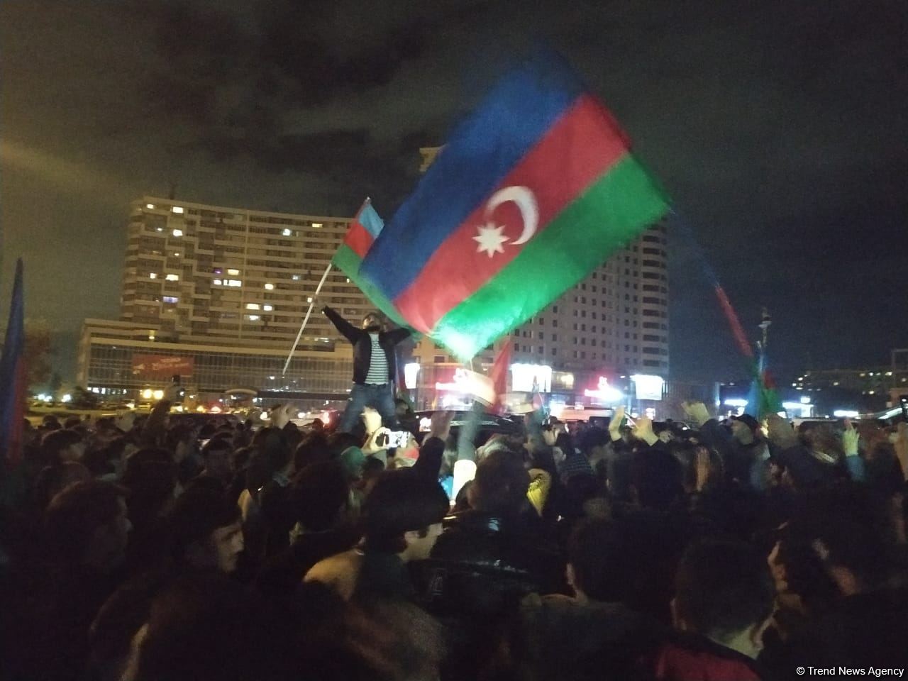 Paytaxt sakinləri tarixi Qələbəni qeyd edir (FOTO) - Gallery Image