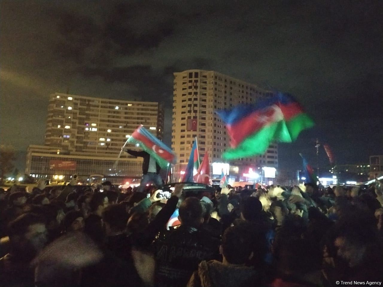 Paytaxt sakinləri tarixi Qələbəni qeyd edir (FOTO) - Gallery Image