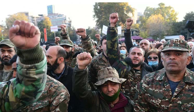 Yerevanda etiraz aksiyalarına hərbçilər də qoşulub? (FOTO) - Gallery Image