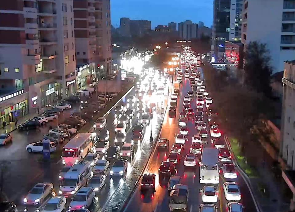 Yağış Bakının bəzi küçə və prospektlərində sıxlıq yaradıb, avtobuslar gecikir - BNA (FOTO) - Gallery Image